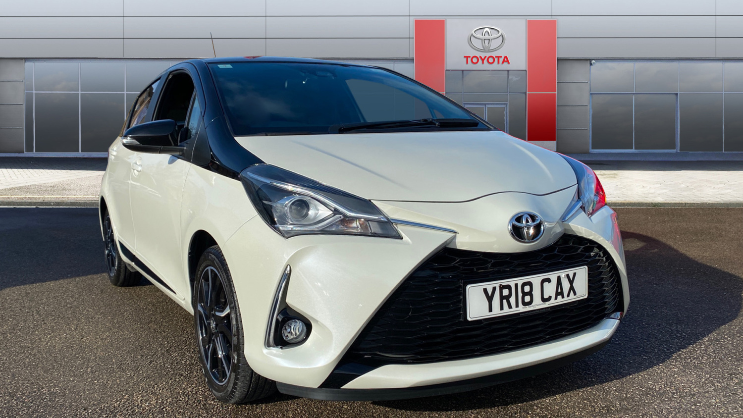Used Toyota Yaris 1.5 VVT-i White Bi-tone 5dr Petrol Hatchback for Sale ...